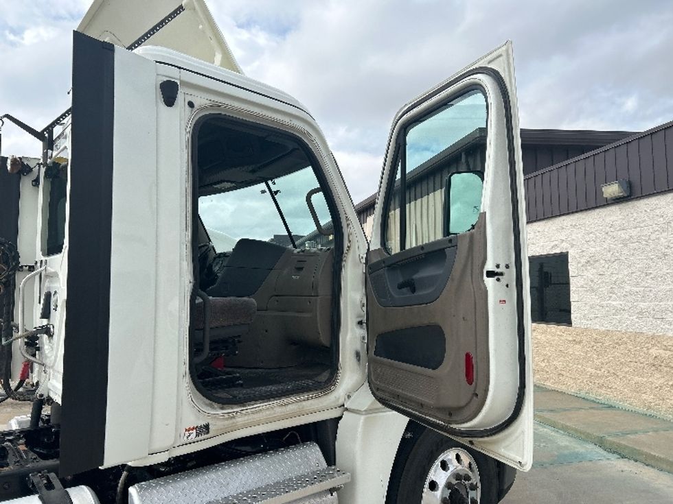 Day Cab Tractor-Heavy Duty Tractors-Freightliner-2018-Cascadia 12564ST-Oklahoma City-OK-330,664\n\t\tmiles-$ 40,500 - Image 12