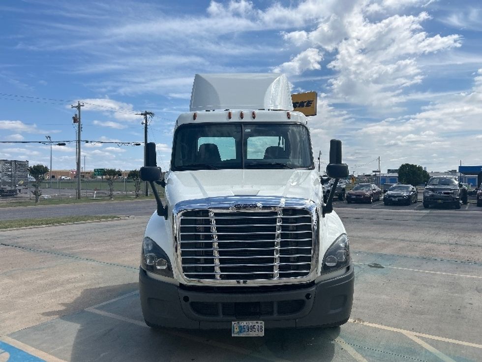 Day Cab Tractor-Heavy Duty Tractors-Freightliner-2018-Cascadia 12564ST-Oklahoma City-OK-330,664\n\t\tmiles-$ 40,500 - Image 2
