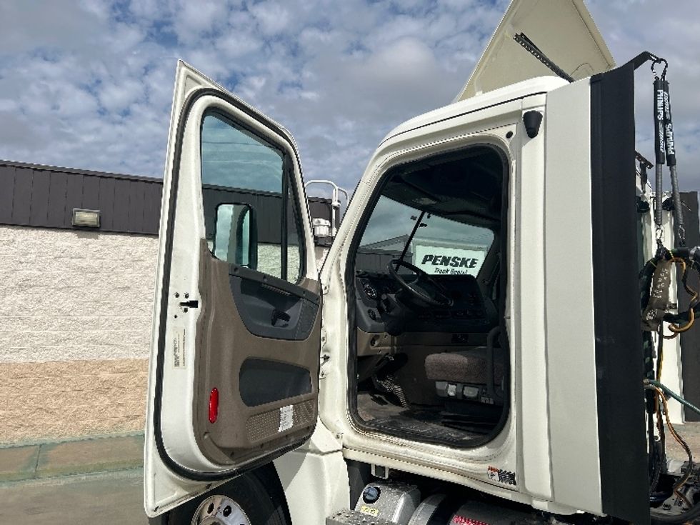 Day Cab Tractor-Heavy Duty Tractors-Freightliner-2018-Cascadia 12564ST-Oklahoma City-OK-330,664\n\t\tmiles-$ 40,500 - Image 9