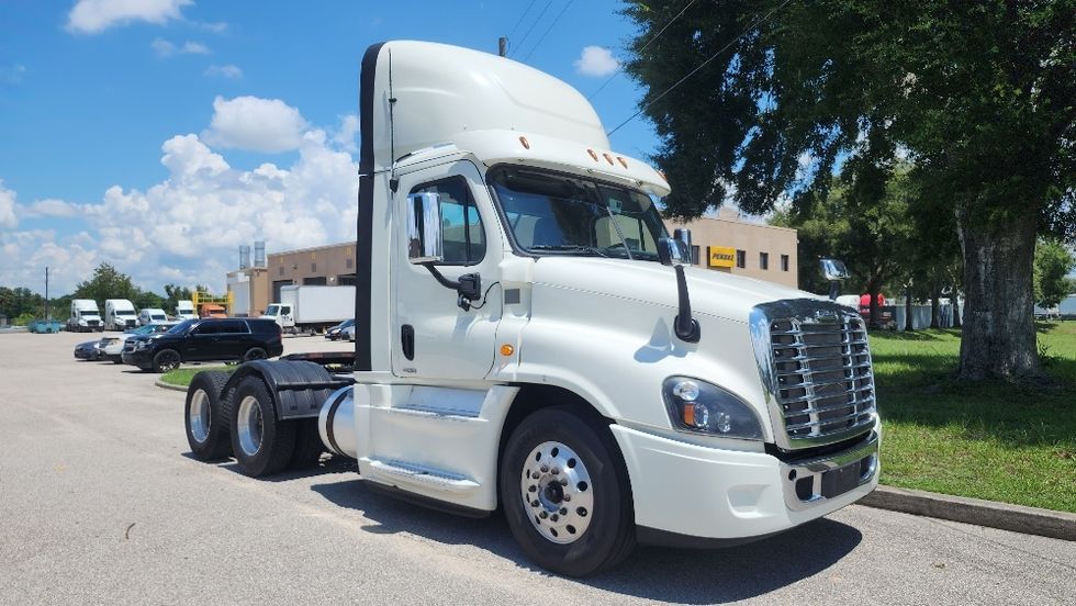 Day Cab Tractor-Heavy Duty Tractors-Freightliner-2018-Cascadia 12564ST-Orlando-FL-621,105\n\t\tmiles-$ 26,750 - Image 1