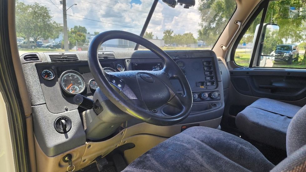 Day Cab Tractor-Heavy Duty Tractors-Freightliner-2018-Cascadia 12564ST-Orlando-FL-621,105\n\t\tmiles-$ 26,750 - Image 10