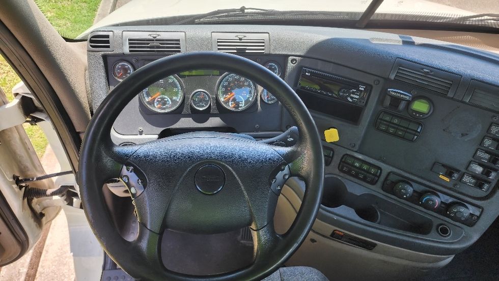 Day Cab Tractor-Heavy Duty Tractors-Freightliner-2018-Cascadia 12564ST-Orlando-FL-621,105\n\t\tmiles-$ 26,750 - Image 11