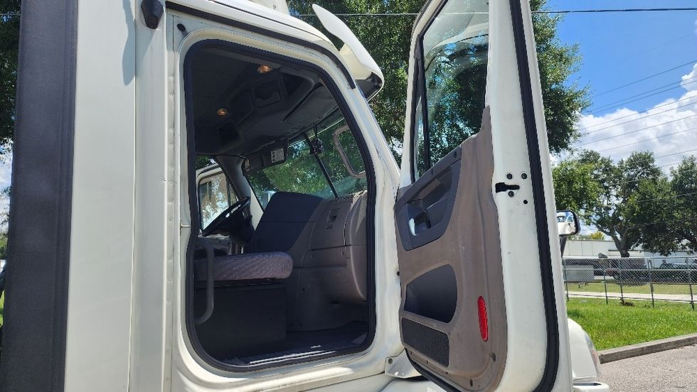 Day Cab Tractor-Heavy Duty Tractors-Freightliner-2018-Cascadia 12564ST-Orlando-FL-621,105\n\t\tmiles-$ 26,750 - Image 12