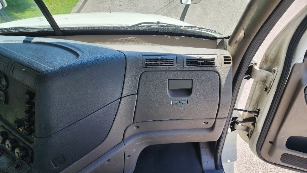 Day Cab Tractor-Heavy Duty Tractors-Freightliner-2018-Cascadia 12564ST-Orlando-FL-621,105\n\t\tmiles-$ 26,750 - Image 13