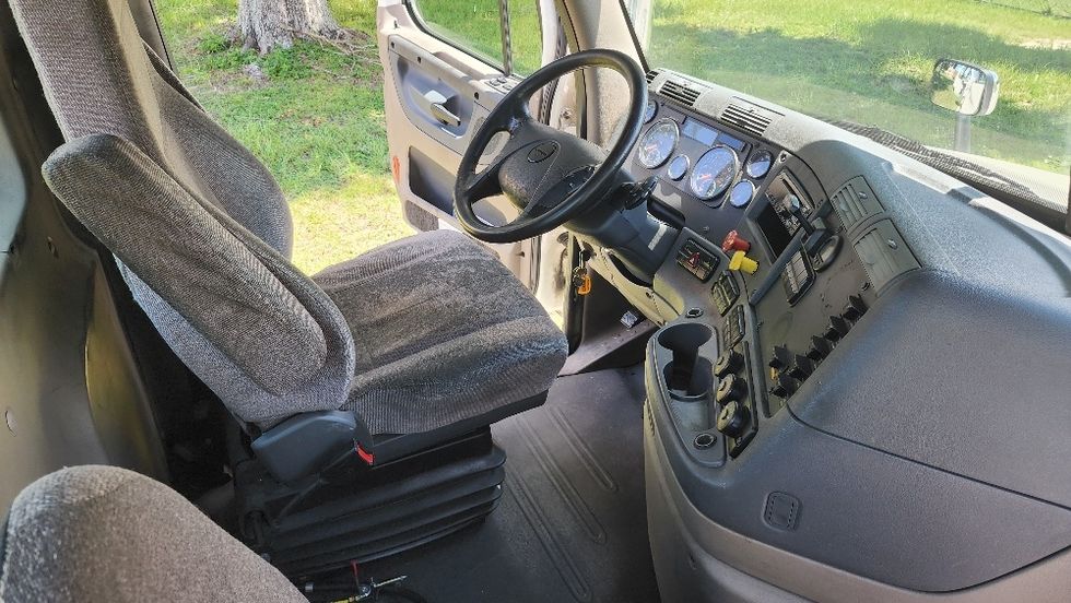 Day Cab Tractor-Heavy Duty Tractors-Freightliner-2018-Cascadia 12564ST-Orlando-FL-621,105\n\t\tmiles-$ 26,750 - Image 14