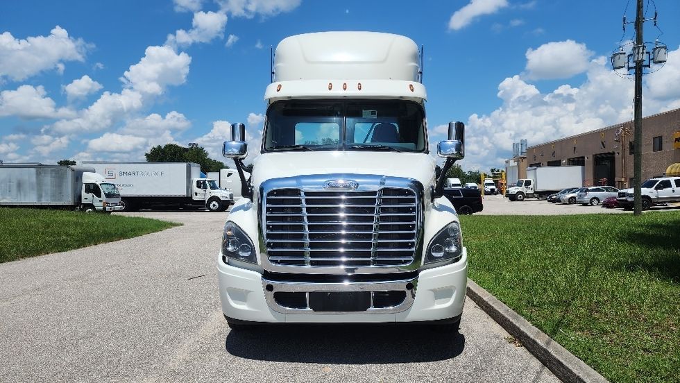 Day Cab Tractor-Heavy Duty Tractors-Freightliner-2018-Cascadia 12564ST-Orlando-FL-621,105\n\t\tmiles-$ 26,750 - Image 2