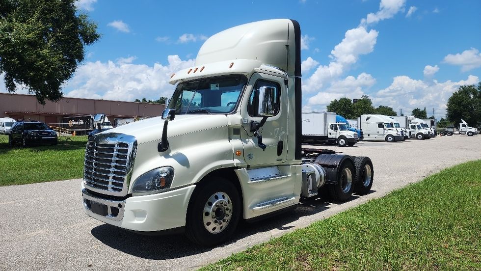 Day Cab Tractor-Heavy Duty Tractors-Freightliner-2018-Cascadia 12564ST-Orlando-FL-621,105\n\t\tmiles-$ 26,750 - Image 3
