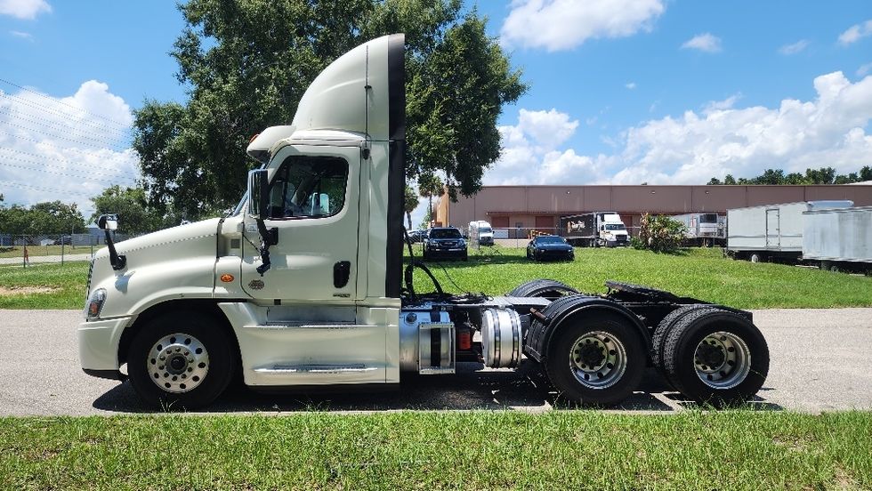 Day Cab Tractor-Heavy Duty Tractors-Freightliner-2018-Cascadia 12564ST-Orlando-FL-621,105\n\t\tmiles-$ 26,750 - Image 4