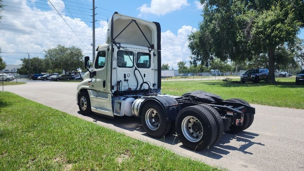 Day Cab Tractor-Heavy Duty Tractors-Freightliner-2018-Cascadia 12564ST-Orlando-FL-621,105\n\t\tmiles-$ 26,750 - Image 5