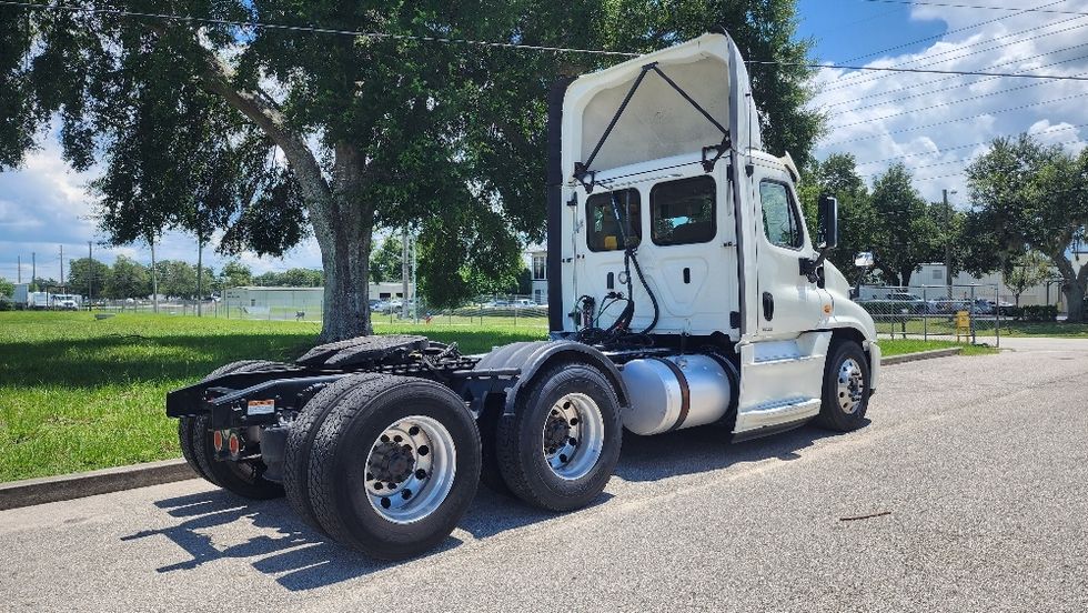 Day Cab Tractor-Heavy Duty Tractors-Freightliner-2018-Cascadia 12564ST-Orlando-FL-621,105\n\t\tmiles-$ 26,750 - Image 7