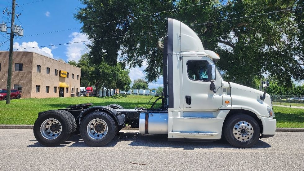 Day Cab Tractor-Heavy Duty Tractors-Freightliner-2018-Cascadia 12564ST-Orlando-FL-621,105\n\t\tmiles-$ 26,750 - Image 8