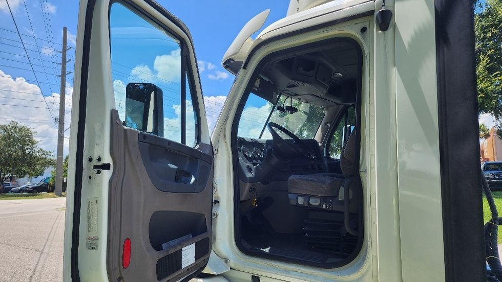 Day Cab Tractor-Heavy Duty Tractors-Freightliner-2018-Cascadia 12564ST-Orlando-FL-621,105\n\t\tmiles-$ 26,750 - Image 9