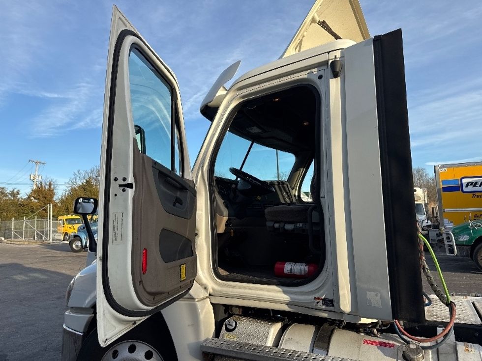 Day Cab Tractor-Heavy Duty Tractors-Freightliner-2018-Cascadia 12564ST-Parsippany-NJ-239,713\n\t\tmiles-$ 50,250 - Image 9