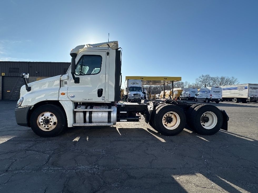 Day Cab Tractor-Heavy Duty Tractors-Freightliner-2018-Cascadia 12564ST-Parsippany-NJ-285,884\n\t\tmiles-$ 41,000 - Image 4