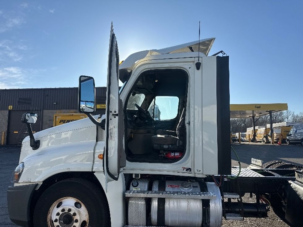 Day Cab Tractor-Heavy Duty Tractors-Freightliner-2018-Cascadia 12564ST-Parsippany-NJ-285,884\n\t\tmiles-$ 41,000 - Image 9