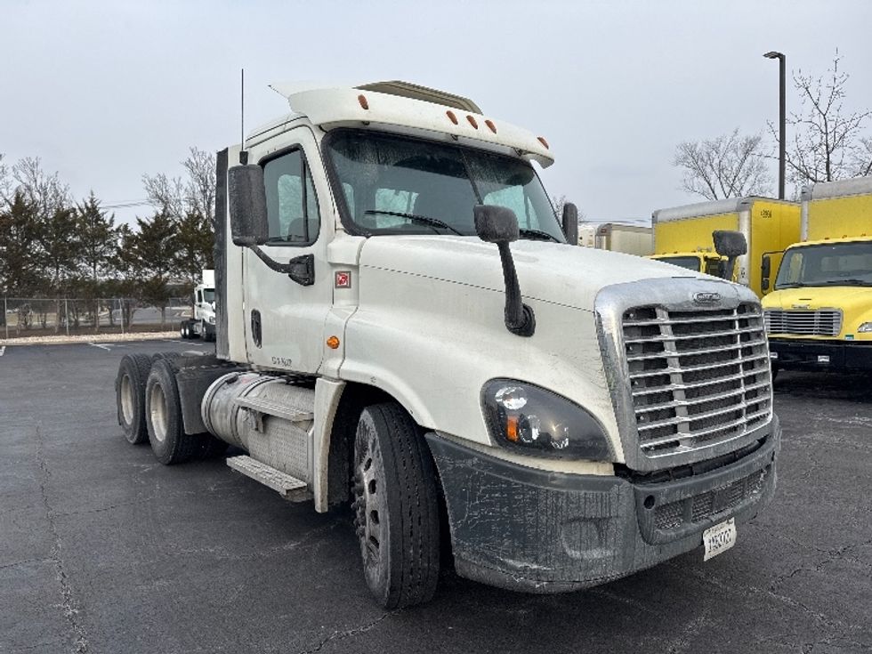 Day Cab Tractor-Heavy Duty Tractors-Freightliner-2018-Cascadia 12564ST-Parsippany-NJ-316,714\n\t\tmiles-$ 43,000 - Image 1
