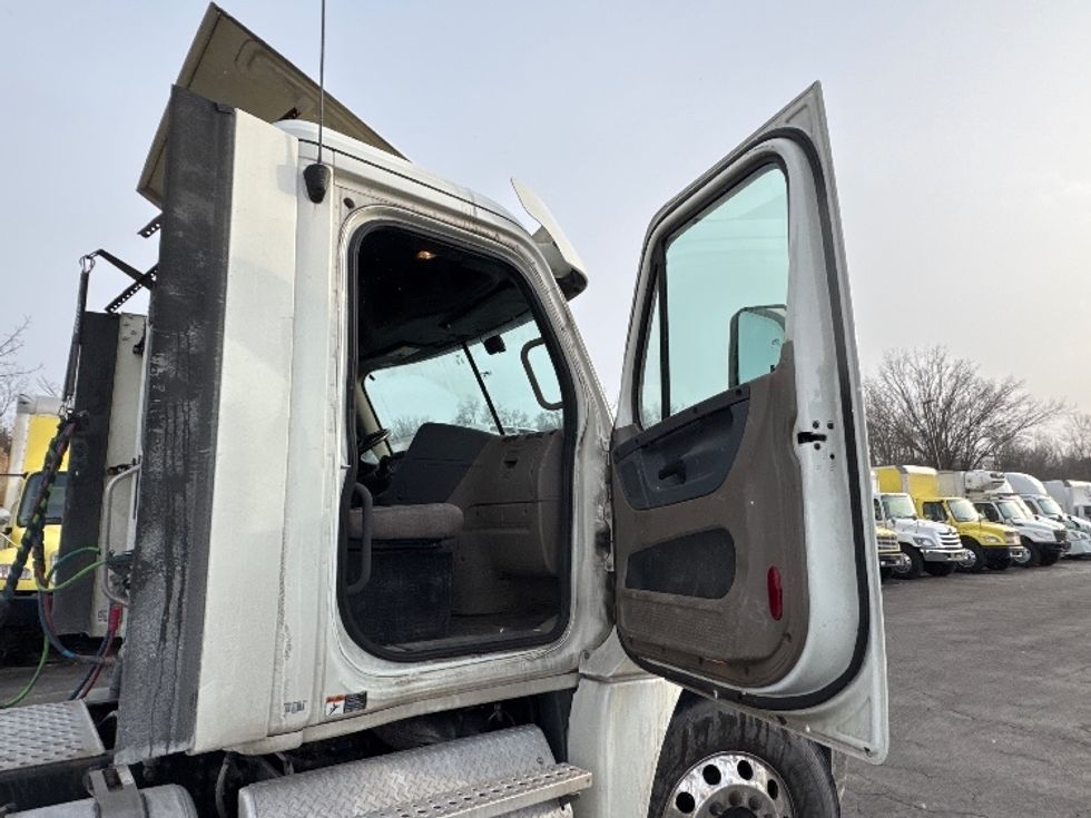 Day Cab Tractor-Heavy Duty Tractors-Freightliner-2018-Cascadia 12564ST-Parsippany-NJ-316,714\n\t\tmiles-$ 43,000 - Image 12