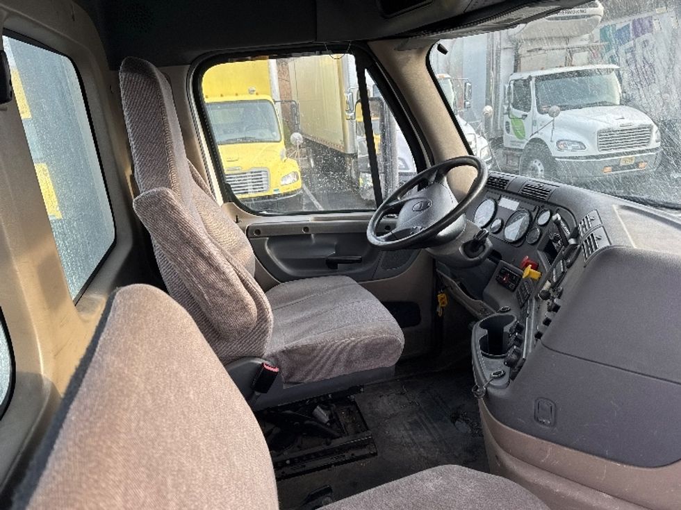 Day Cab Tractor-Heavy Duty Tractors-Freightliner-2018-Cascadia 12564ST-Parsippany-NJ-316,714\n\t\tmiles-$ 43,000 - Image 14