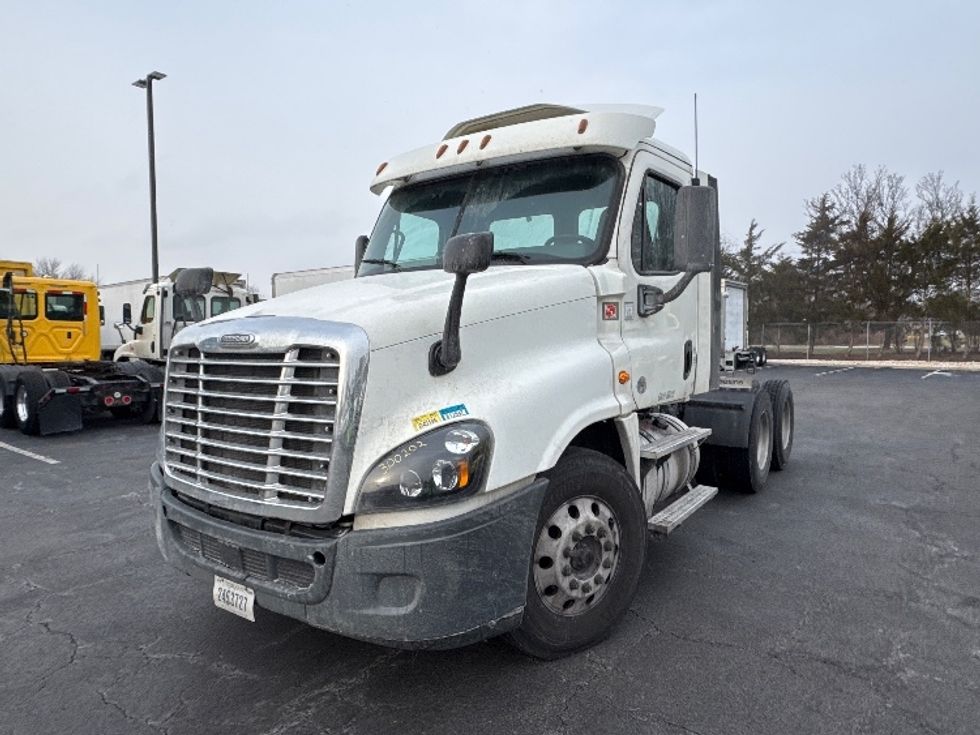 Day Cab Tractor-Heavy Duty Tractors-Freightliner-2018-Cascadia 12564ST-Parsippany-NJ-316,714\n\t\tmiles-$ 43,000 - Image 3