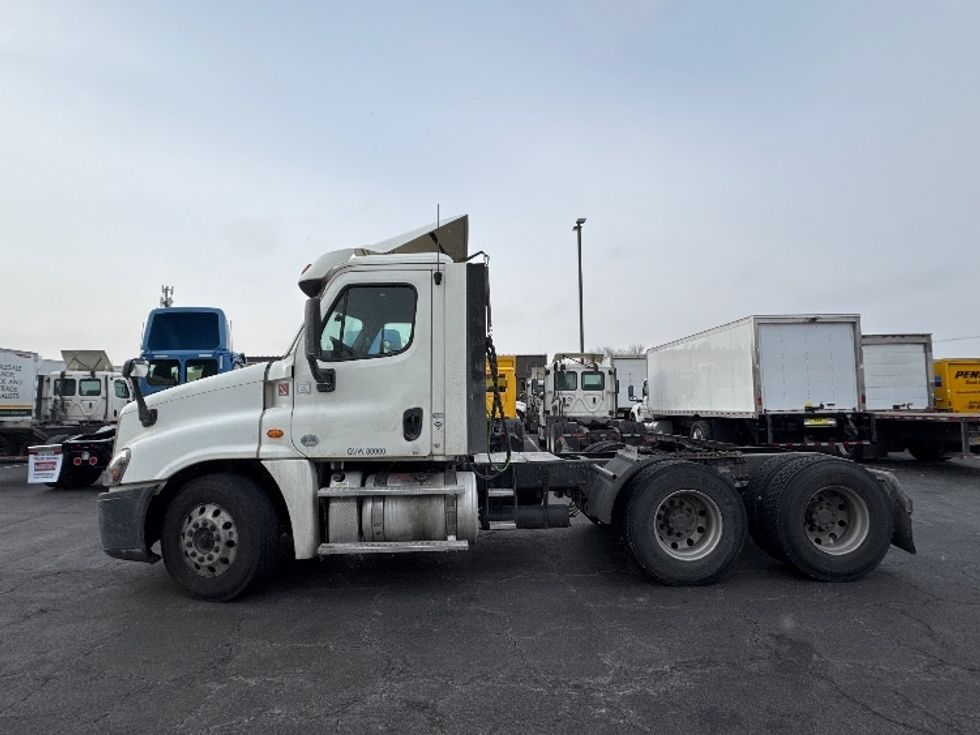 Day Cab Tractor-Heavy Duty Tractors-Freightliner-2018-Cascadia 12564ST-Parsippany-NJ-316,714\n\t\tmiles-$ 43,000 - Image 4