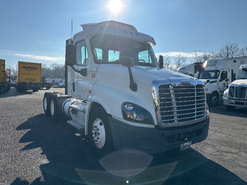 Day Cab Tractor-Heavy Duty Tractors-Freightliner-2018-Cascadia 12564ST-Parsippany-NJ-325,973\n\t\tmiles-$ 44,250 - Image 1