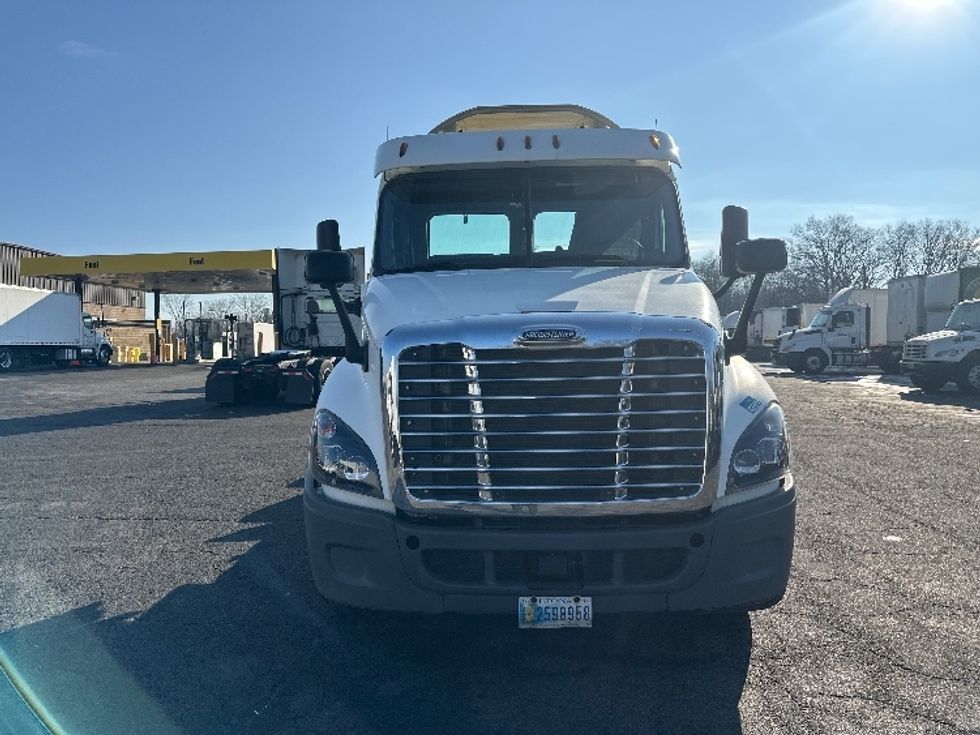 Day Cab Tractor-Heavy Duty Tractors-Freightliner-2018-Cascadia 12564ST-Parsippany-NJ-325,973\n\t\tmiles-$ 44,250 - Image 2
