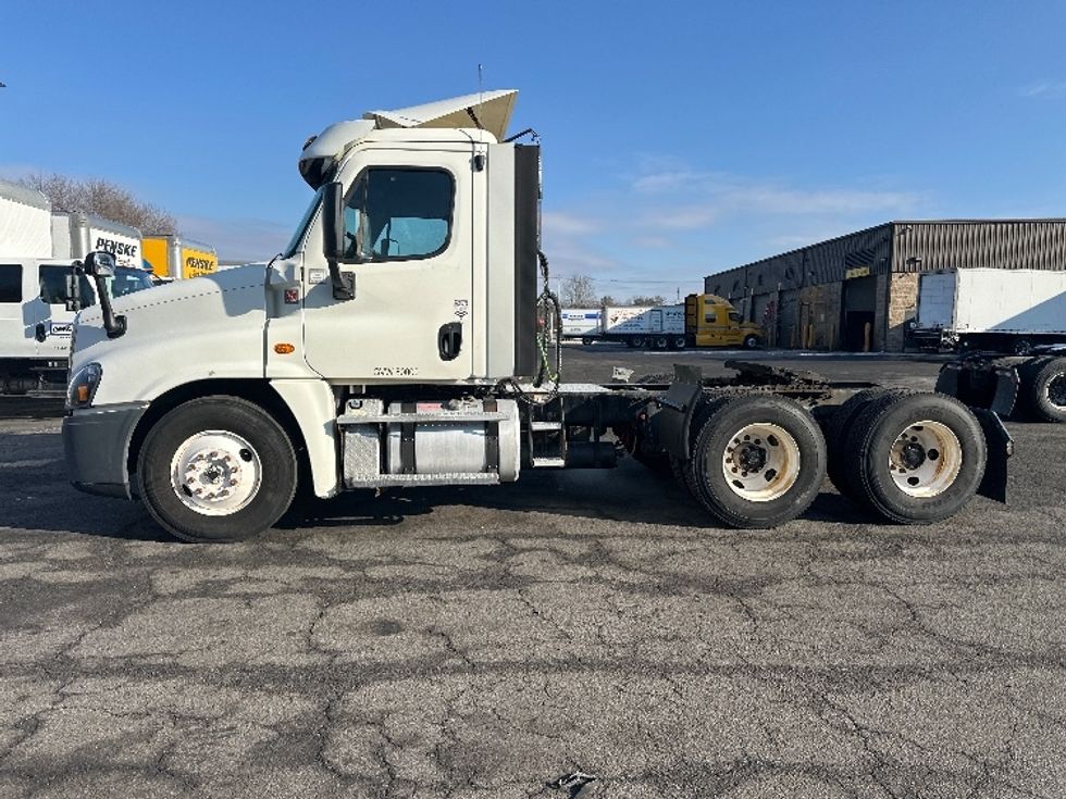 Day Cab Tractor-Heavy Duty Tractors-Freightliner-2018-Cascadia 12564ST-Parsippany-NJ-325,973\n\t\tmiles-$ 44,250 - Image 4