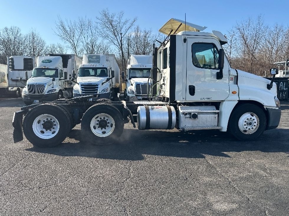 Day Cab Tractor-Heavy Duty Tractors-Freightliner-2018-Cascadia 12564ST-Parsippany-NJ-325,973\n\t\tmiles-$ 44,250 - Image 8