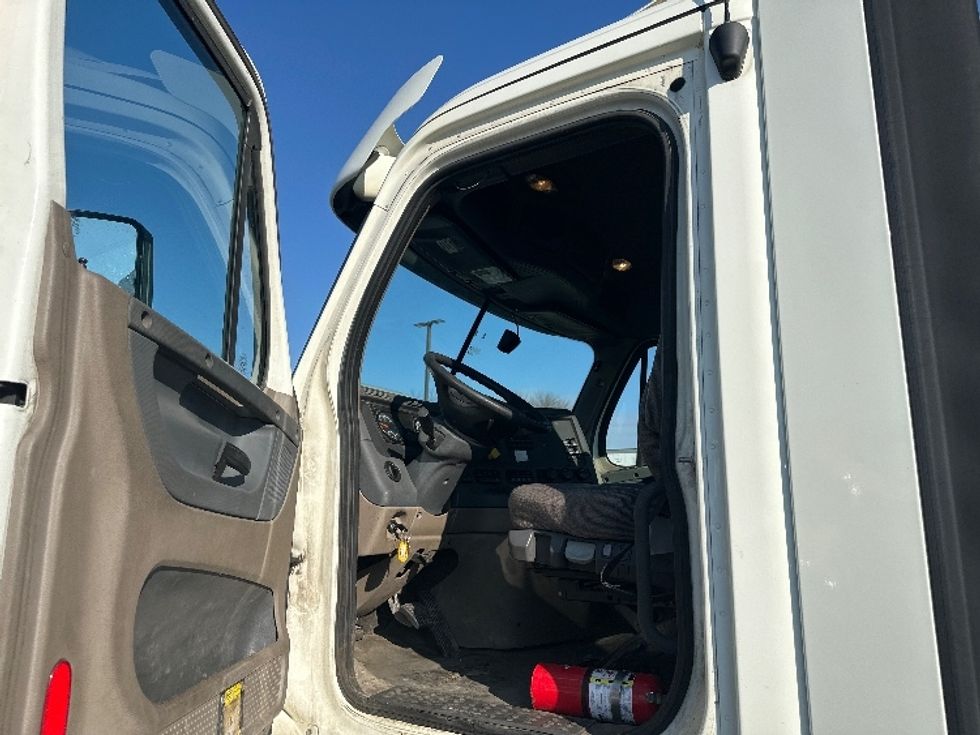 Day Cab Tractor-Heavy Duty Tractors-Freightliner-2018-Cascadia 12564ST-Parsippany-NJ-325,973\n\t\tmiles-$ 44,250 - Image 9