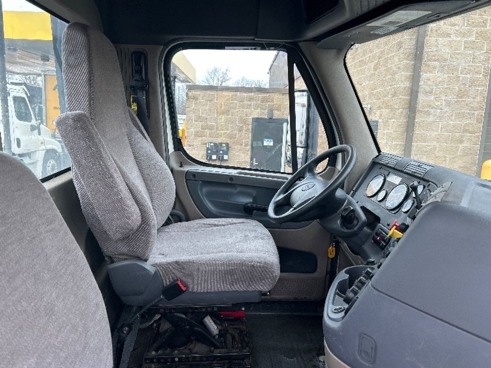 Day Cab Tractor-Heavy Duty Tractors-Freightliner-2018-Cascadia 12564ST-Parsippany-NJ-343,629\n\t\tmiles-$ 41,500 - Image 14
