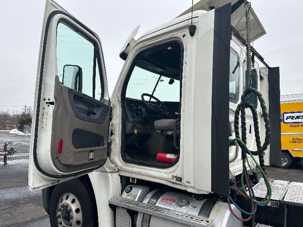 Day Cab Tractor-Heavy Duty Tractors-Freightliner-2018-Cascadia 12564ST-Parsippany-NJ-343,629\n\t\tmiles-$ 41,500 - Image 9
