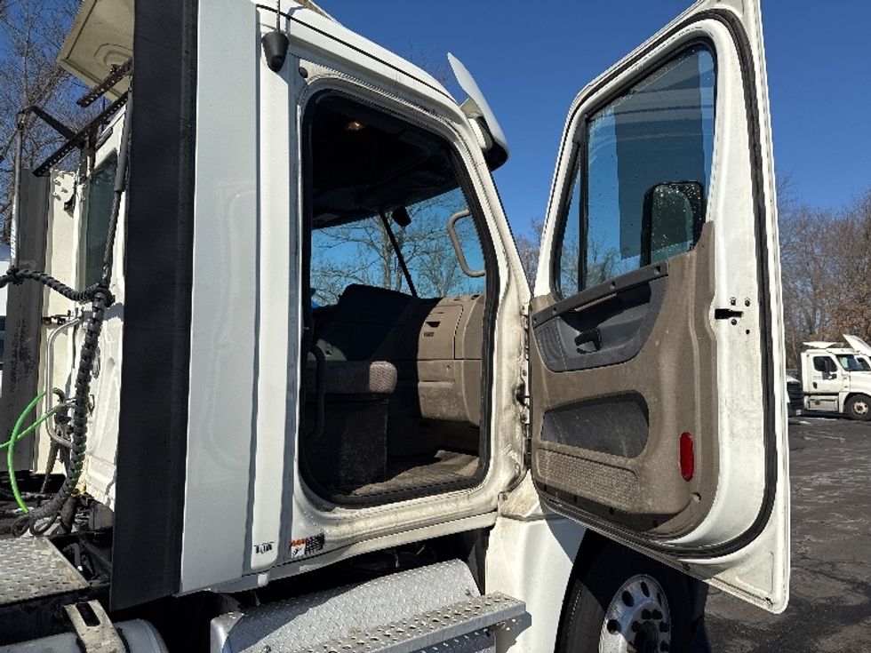 Day Cab Tractor-Heavy Duty Tractors-Freightliner-2018-Cascadia 12564ST-Parsippany-NJ-346,055\n\t\tmiles-$ 41,500 - Image 12