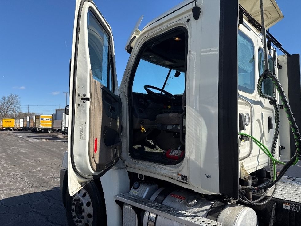 Day Cab Tractor-Heavy Duty Tractors-Freightliner-2018-Cascadia 12564ST-Parsippany-NJ-346,055\n\t\tmiles-$ 41,500 - Image 9