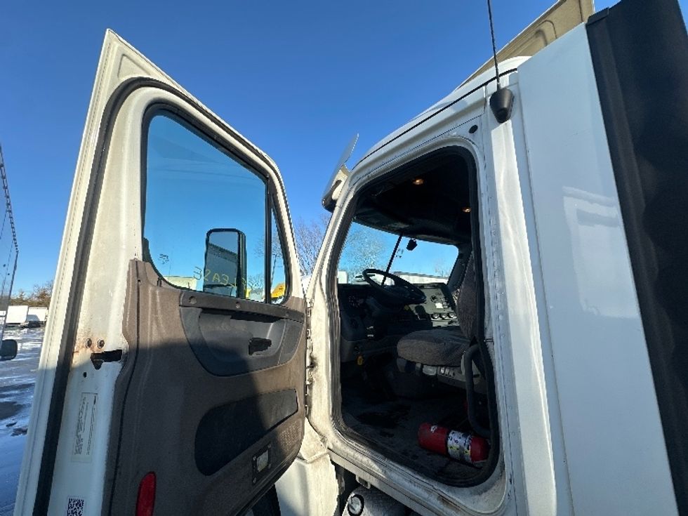 Day Cab Tractor-Heavy Duty Tractors-Freightliner-2018-Cascadia 12564ST-Parsippany-NJ-407,310\n\t\tmiles-$ 39,250 - Image 10