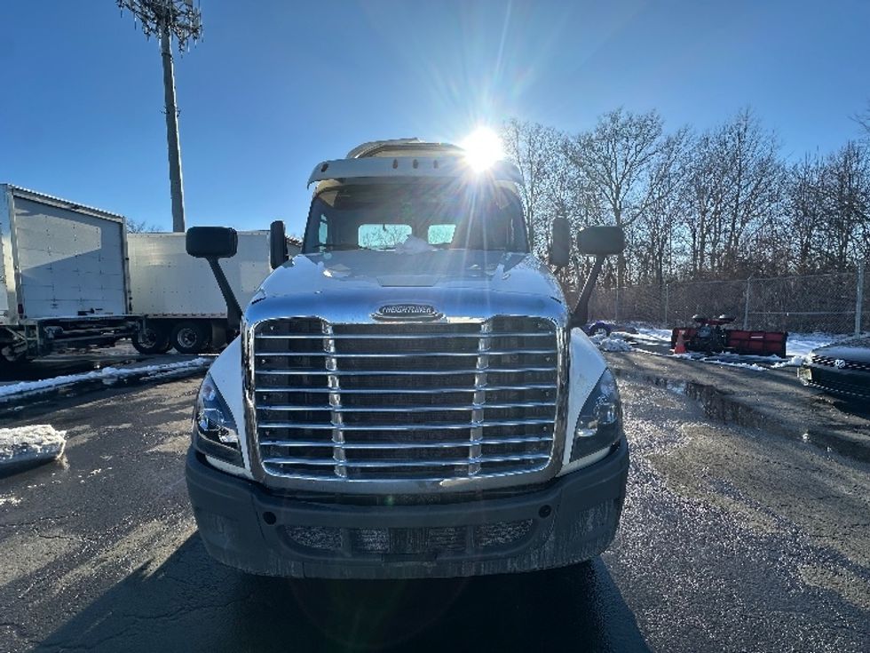 Day Cab Tractor-Heavy Duty Tractors-Freightliner-2018-Cascadia 12564ST-Parsippany-NJ-407,310\n\t\tmiles-$ 39,250 - Image 2