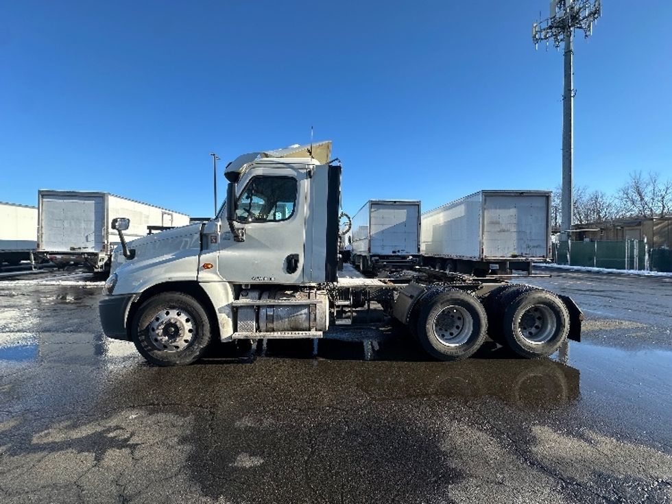 Day Cab Tractor-Heavy Duty Tractors-Freightliner-2018-Cascadia 12564ST-Parsippany-NJ-407,310\n\t\tmiles-$ 39,250 - Image 4
