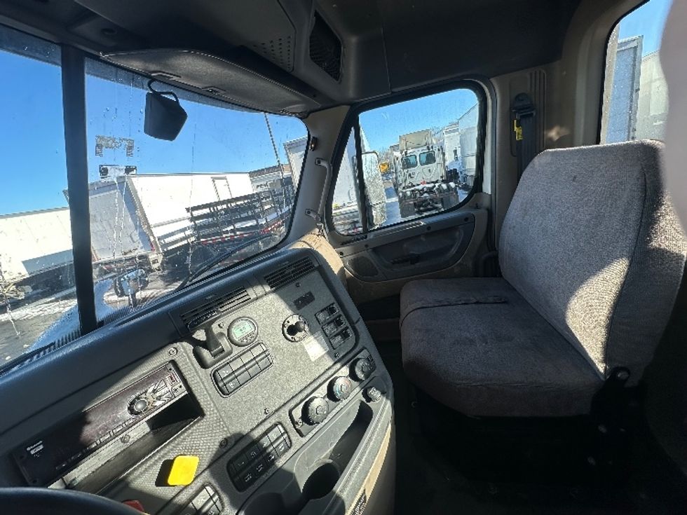 Day Cab Tractor-Heavy Duty Tractors-Freightliner-2018-Cascadia 12564ST-Parsippany-NJ-407,310\n\t\tmiles-$ 39,250 - Image 9