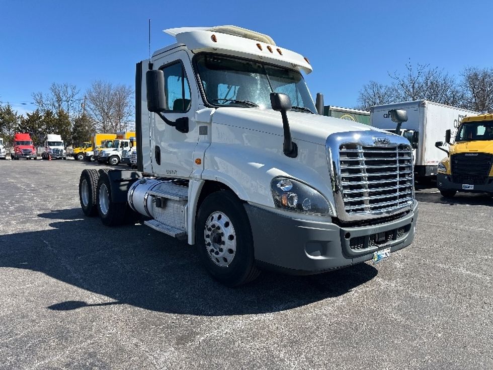 Day Cab Tractor-Heavy Duty Tractors-Freightliner-2018-Cascadia 12564ST-Parsippany-NJ-421,299\n\t\tmiles-$ 37,000 - Image 1