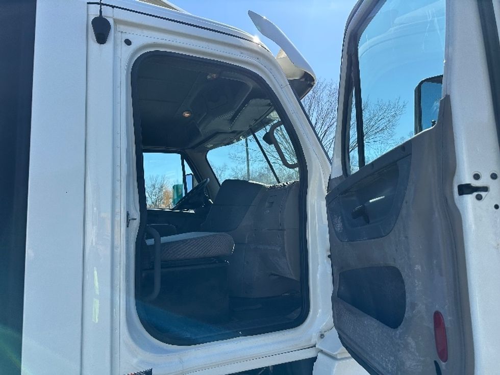 Day Cab Tractor-Heavy Duty Tractors-Freightliner-2018-Cascadia 12564ST-Parsippany-NJ-421,299\n\t\tmiles-$ 37,000 - Image 12