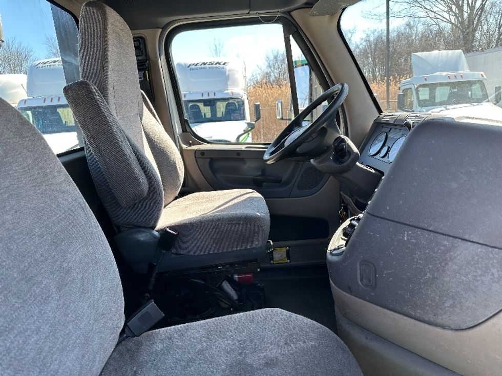 Day Cab Tractor-Heavy Duty Tractors-Freightliner-2018-Cascadia 12564ST-Parsippany-NJ-421,299\n\t\tmiles-$ 37,000 - Image 14