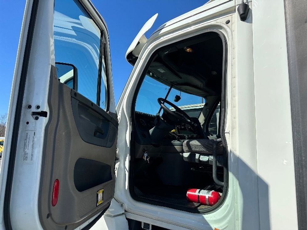 Day Cab Tractor-Heavy Duty Tractors-Freightliner-2018-Cascadia 12564ST-Parsippany-NJ-421,299\n\t\tmiles-$ 37,000 - Image 9