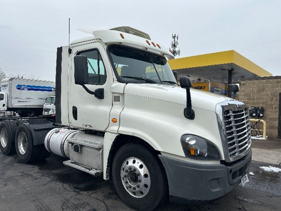 Day Cab Tractor-Heavy Duty Tractors-Freightliner-2018-Cascadia 12564ST-Parsippany-NJ-423,187\n\t\tmiles-$ 38,750 - Image 1