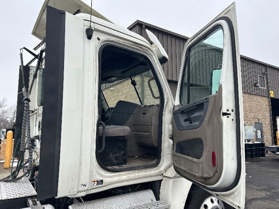 Day Cab Tractor-Heavy Duty Tractors-Freightliner-2018-Cascadia 12564ST-Parsippany-NJ-423,187\n\t\tmiles-$ 38,750 - Image 12