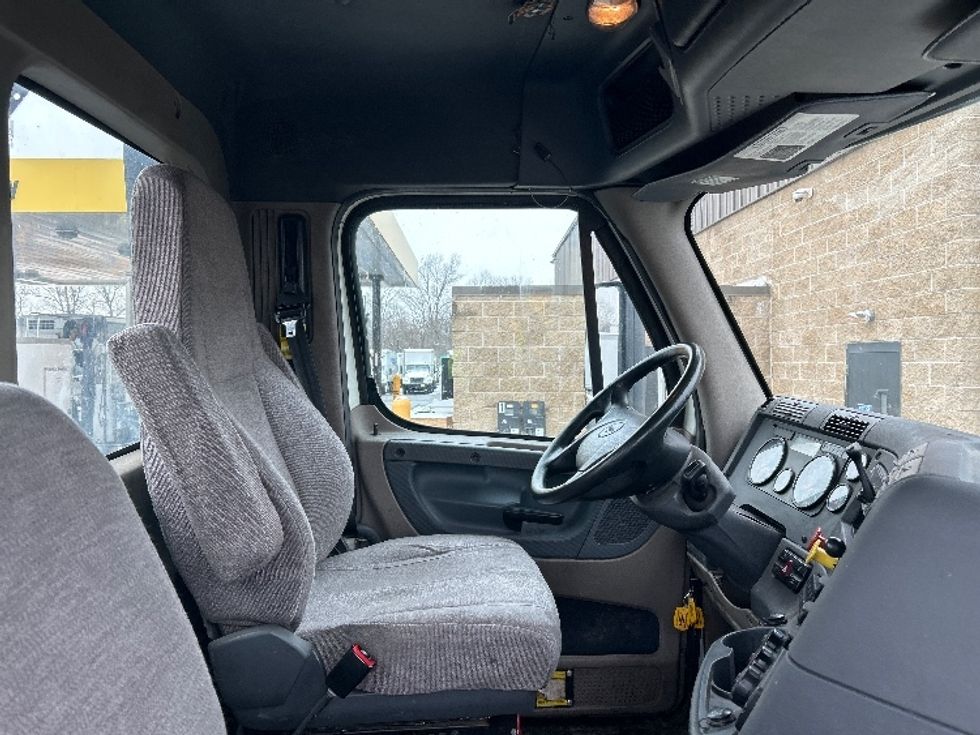 Day Cab Tractor-Heavy Duty Tractors-Freightliner-2018-Cascadia 12564ST-Parsippany-NJ-423,187\n\t\tmiles-$ 38,750 - Image 14