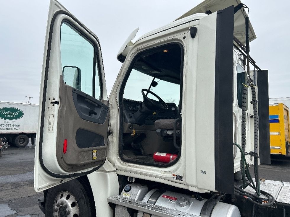 Day Cab Tractor-Heavy Duty Tractors-Freightliner-2018-Cascadia 12564ST-Parsippany-NJ-423,187\n\t\tmiles-$ 38,750 - Image 9