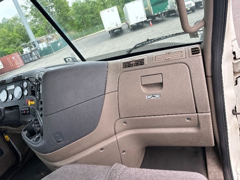 Day Cab Tractor-Heavy Duty Tractors-Freightliner-2018-Cascadia 12564ST-Parsippany-NJ-485,987\n\t\tmiles-$ 38,500 - Image 13