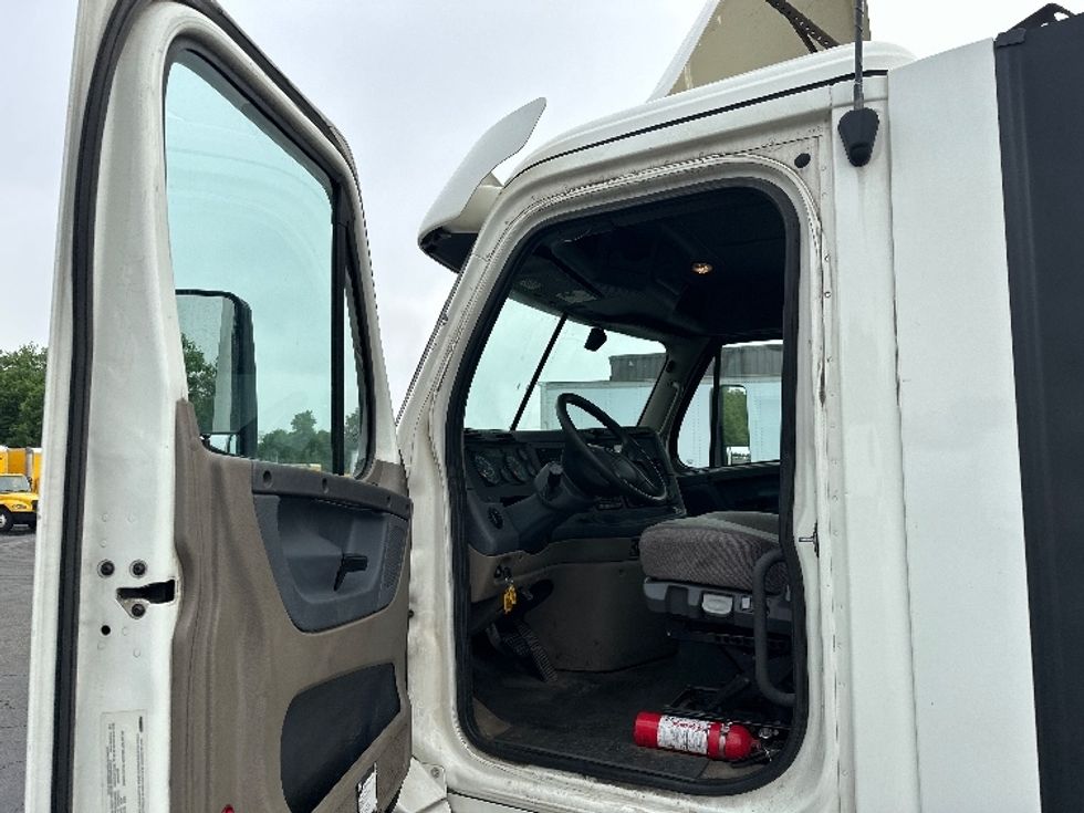 Day Cab Tractor-Heavy Duty Tractors-Freightliner-2018-Cascadia 12564ST-Parsippany-NJ-485,987\n\t\tmiles-$ 38,500 - Image 9