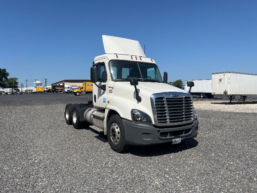 Day Cab Tractor-Heavy Duty Tractors-Freightliner-2018-Cascadia 12564ST-Pennsauken-NJ-260,062\n\t\tmiles-$ 49,250 - Image 1