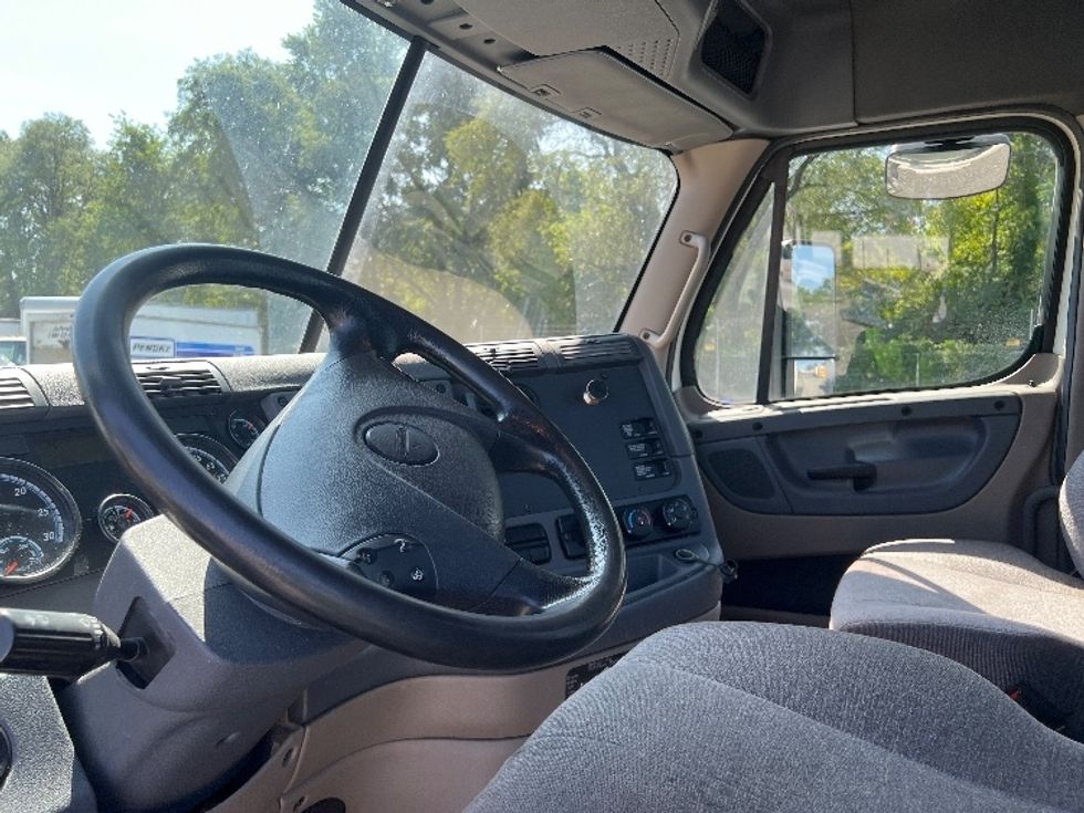 Day Cab Tractor-Heavy Duty Tractors-Freightliner-2018-Cascadia 12564ST-Pennsauken-NJ-260,062\n\t\tmiles-$ 49,250 - Image 10