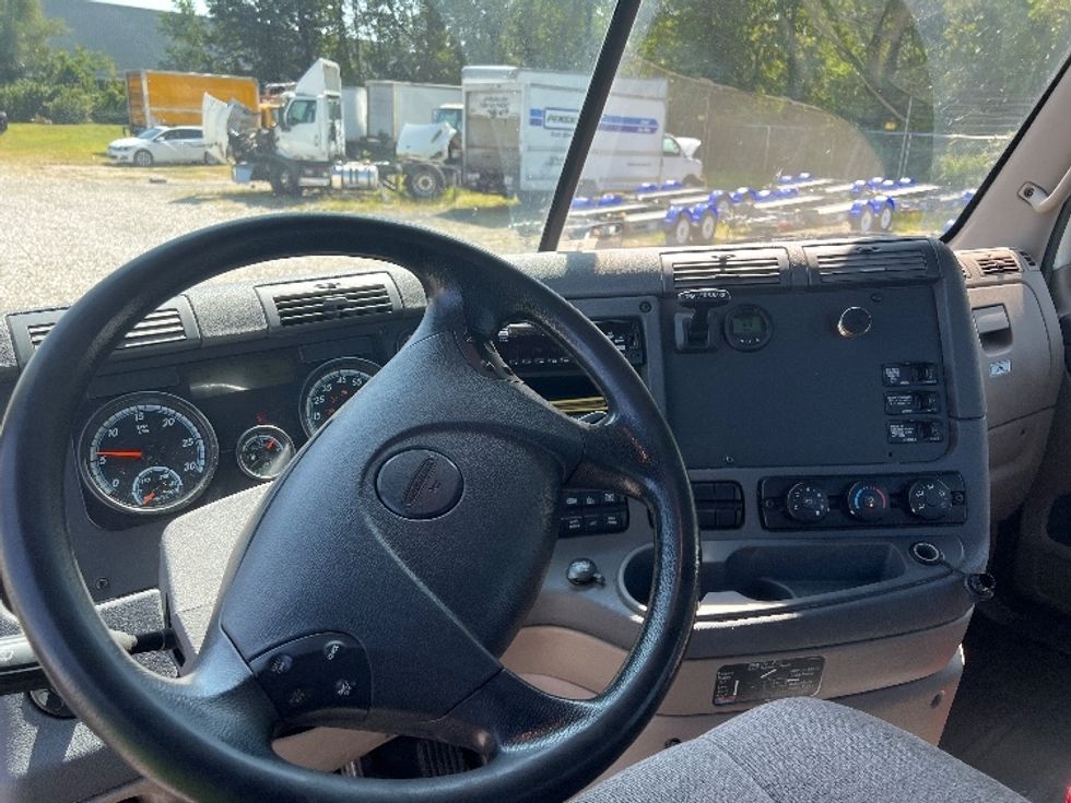 Day Cab Tractor-Heavy Duty Tractors-Freightliner-2018-Cascadia 12564ST-Pennsauken-NJ-260,062\n\t\tmiles-$ 49,250 - Image 11